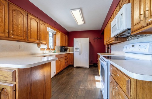 Grand Island House | Large groups, family and friends. 6 BR, 2.5 Bathrooms, Great Outdoor space