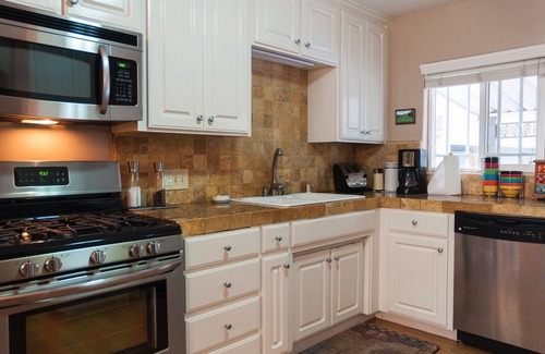 Visalia House | Large Groups Sequoia Park, CA Coast Wineries, Skiing. Enjoy Fire Pit, Hot Tub, Outdoor Kitchen