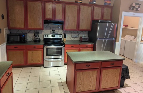 Hutto House | Large Handicap Accessible Home Sleeps 21. Game Room, Stocked Kitchen. Great for Large groups.