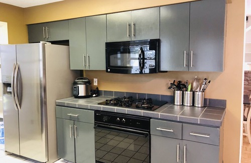 Wetmore House | Large heated POOL! Perfect vacation House 5 min to SixFlags & LaCantera