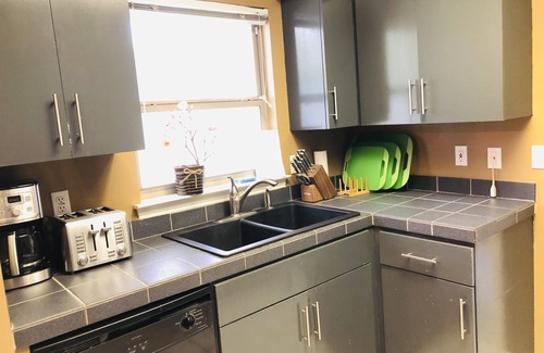 Wetmore House | Large heated POOL! Perfect vacation House 5 min to SixFlags & LaCantera