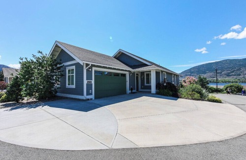 Okanagan-Similkameen House | Large home 4 bed and 4 bath two separate suites home two kitchens water views