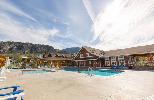 Okanagan-Similkameen House | Large home 4 bed and 4 bath two separate suites home two kitchens water views