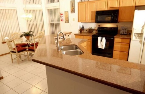 Westside House | Large Home for Entire Family/Memory Foam Beds, TV