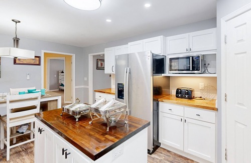 Cartersville House | Large home near downtown Cartersville with covered porch & W/D