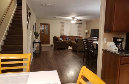 Southside House | Large home near Lackland base, mins to SeaWorld, easy access to major freeways