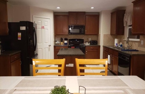 Southside House | Large home near Lackland base, mins to SeaWorld, easy access to major freeways