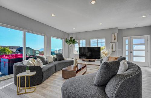 Northeast Colorado Springs House | Large Home-Pikes Peak Views-High End-Pool Table
