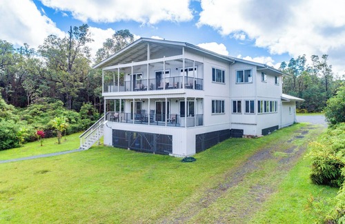 Fern Acres House | Large Home w/2 covered Pickleball Courts near Volcano National Park sleeps 16
