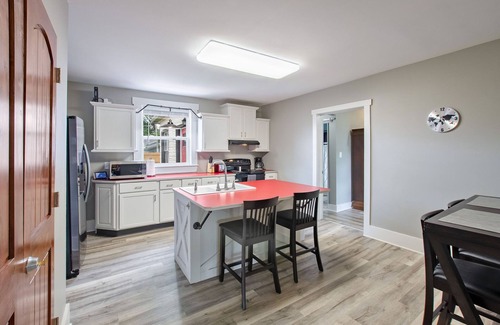 Kokomo House | Large home with character .5 Miles to downtown