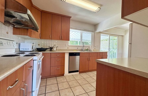 Richmond House | Large House 4 Bedrooms with Kitchen & Laundry Near YVR Airport & Transit