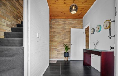 Lenah Valley House | Large House, Centrally Located With Amazing Views