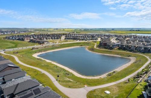 Calgary House | Large House Near Calgary Airport with Central AC, Double Car Garage Parking, Free Banff Access, Netflix, Sleeps 8