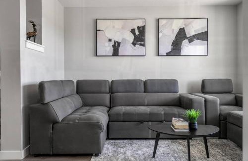 Calgary House | Large House Near Calgary Airport with Central AC, Double Car Garage Parking, Free Banff Access, Netflix, Sleeps 8