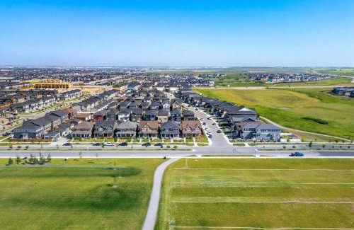 Calgary House | Large House Near Calgary Airport with Central AC, Double Car Garage Parking, Free Banff Access, Netflix, Sleeps 8