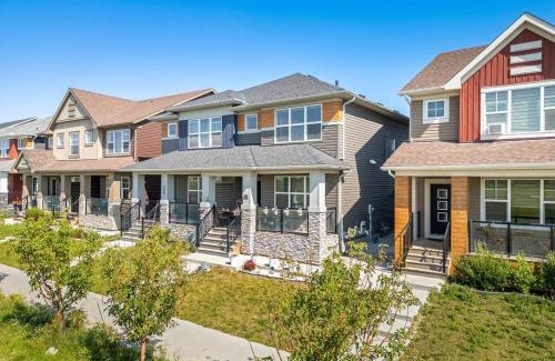 Calgary House | Large House Near Calgary Airport with Central AC, Double Car Garage Parking, Free Banff Access, Netflix, Sleeps 8
