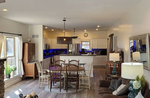 Rotterdam Junction House | Large House on Ballston Lake -Saratoga Springs with Private Beach, Dock, Jacuzzi