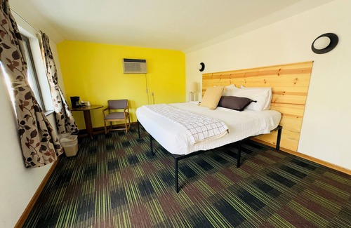 Sandusky Hotel | Large King Room Across from Sports Center