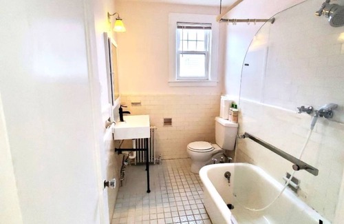 East Flushing House | Large Kingbed w Kitchennette!