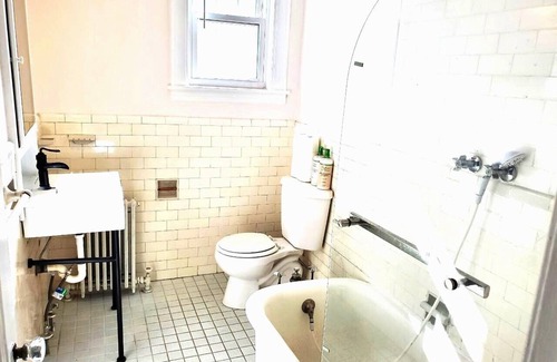 East Flushing House | Large Kingbed w Kitchennette!