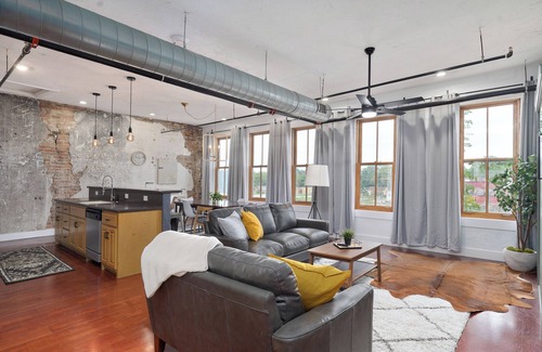 Springfield Apartment | Large loft apartment with Wifi and AC in Springfield