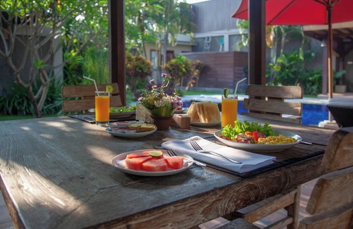 Kerobokan Villa | Large Luxury 5Br Pool Villa with Free Breakfast in Kuta!
