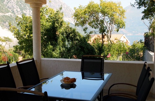 Morinj Villa | Large Luxury Villa overlooking the Bay with barbeque and garden