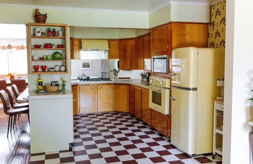 Saylorville House | LARGE Mid Century Home - Pool, Hot Tub, Tiki Bar, Bridal Suite, Patio, 4 Acres