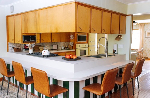 Saylorville House | LARGE Mid Century Home - Pool, Hot Tub, Tiki Bar, Bridal Suite, Patio, 4 Acres