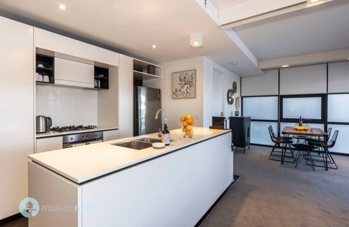 Kingston Apartment | Large Modern 2 Bdrm Apt, Water Views, 2x Car Spots