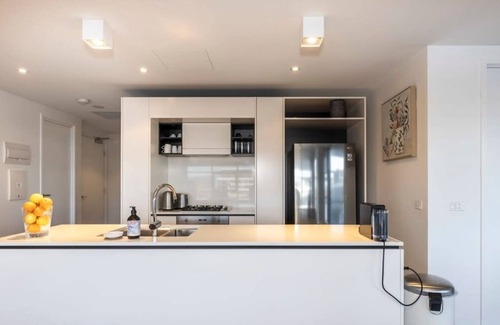 Kingston Apartment | Large Modern 2 Bdrm Apt, Water Views, 2x Car Spots