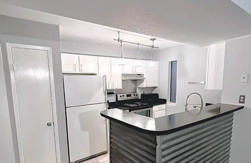 East Riverside - Oltorf Condo | Large Modern 2 Bed/2 Bath -7 min DT in Central ATX