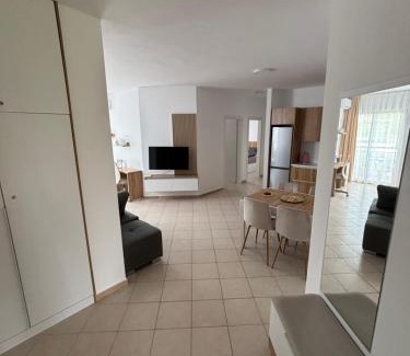 Shkembi i Kavajes Apartment | Large Modern Apartment with Balcony & Sea View