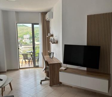 Shkembi i Kavajes Apartment | Large Modern Apartment with Balcony & Sea View