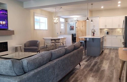 Okanagan-Similkameen House | Large Modern Home at the Cottages #54