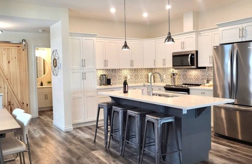 Okanagan-Similkameen House | Large Modern Home at the Cottages #54