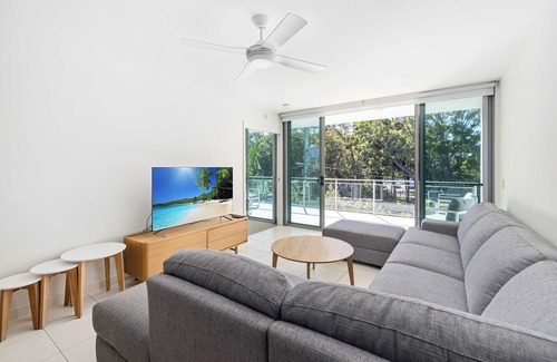 Woorim Apartment | Large Modern Unit with Lift & Pool