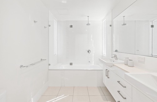 Woorim Apartment | Large Modern Unit with Lift & Pool