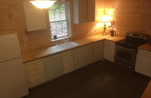 Belgrade Cabin | Large New Lakeside Cottage Central Air