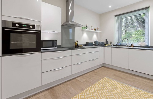 Brixham Apartment | Large Newly Renovated Modern Apartment