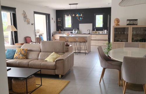 Lunel House | large pool and jacuzzi villa