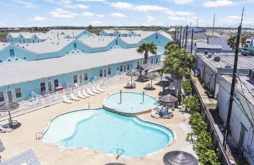 Corpus Christi House | Large Pool, Near the Beach, 5 Bedroom, Pet-Friendly, Patio, Grill