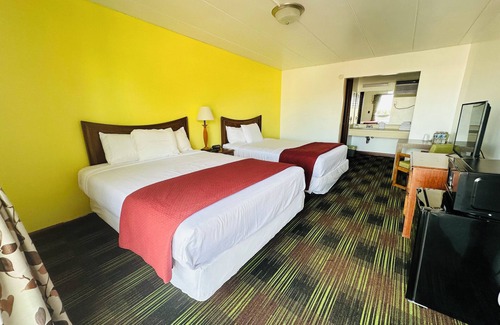 Sandusky Hotel | Large Pool Open Late! Hotel Room by Cedar Point