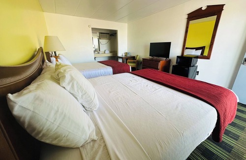 Sandusky Hotel | Large Pool Open Late! Hotel Room by Cedar Point