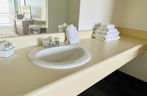 Sandusky Hotel | Large Pool Open Late! Hotel Room by Cedar Point
