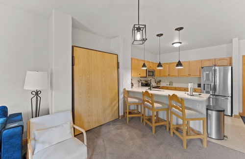 Mountain House Condo | Large Private Balcony & Shared Hot Tubs w/Mountain Views & Outdoor Seating!