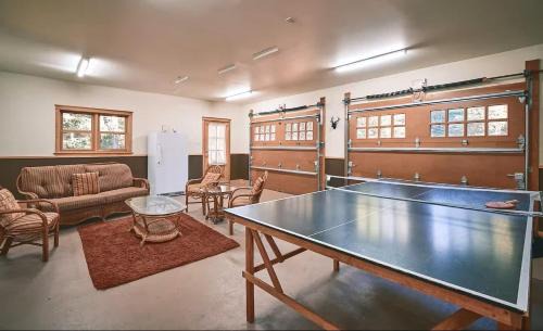 Fiddler Lake Resort Ski Chalet | Large Private Home, Pool, Hot Tub, Sauna, Games