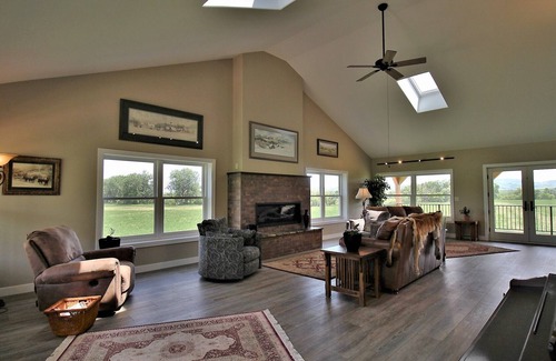 Belle Fourche House | Large private property with multiple buildings and rooms! Great for large events!