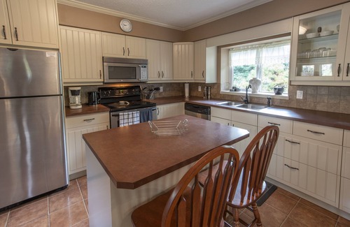 Central Okanagan House | Large private suite with gorgeous views of wood lake on the Okanagan rail trail.