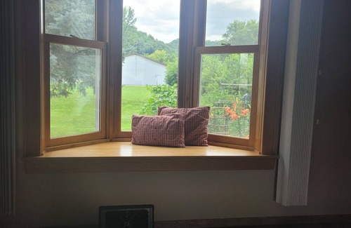 Genoa House | Large property close to the Mississippi River. Sleeps up to 12. Pet Friendly.